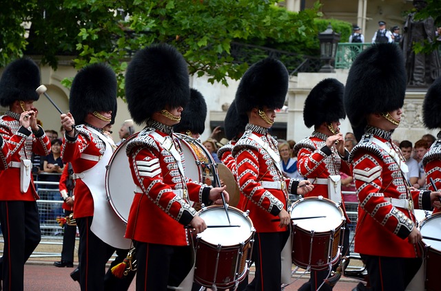 שומרי המלכה מתופפים במצעד ראש השנה לונדון 