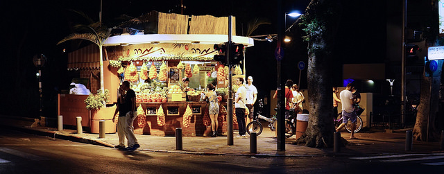 Juice stand at Dizengoff st. ( photo: Ted Eytan)